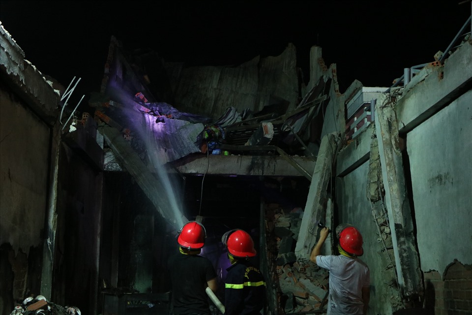 Trước đó lực lượng chức năng buộc phải tạm ngừng tìm kiếm thi thể nạn nhân vì lo lắng nguy cơ ngôi nhà đổ sụp.