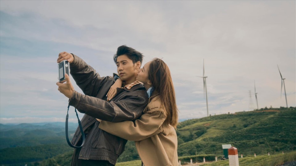 Cặp đôi chụp ảnh kỷ niệm ở đồi chè Cầu Đất, nơi có những cánh quạt tuabin gió. Ảnh: Nguyễn Thanh Vũ