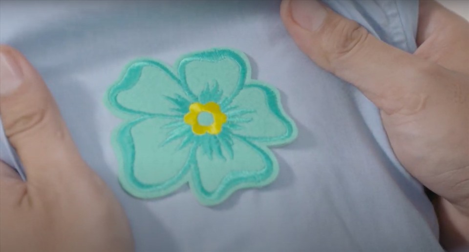 Chiếc áo thêu hoa mai gửi gắm những hy vọng của bà Hao dành cho Nam. Ảnh: NSX