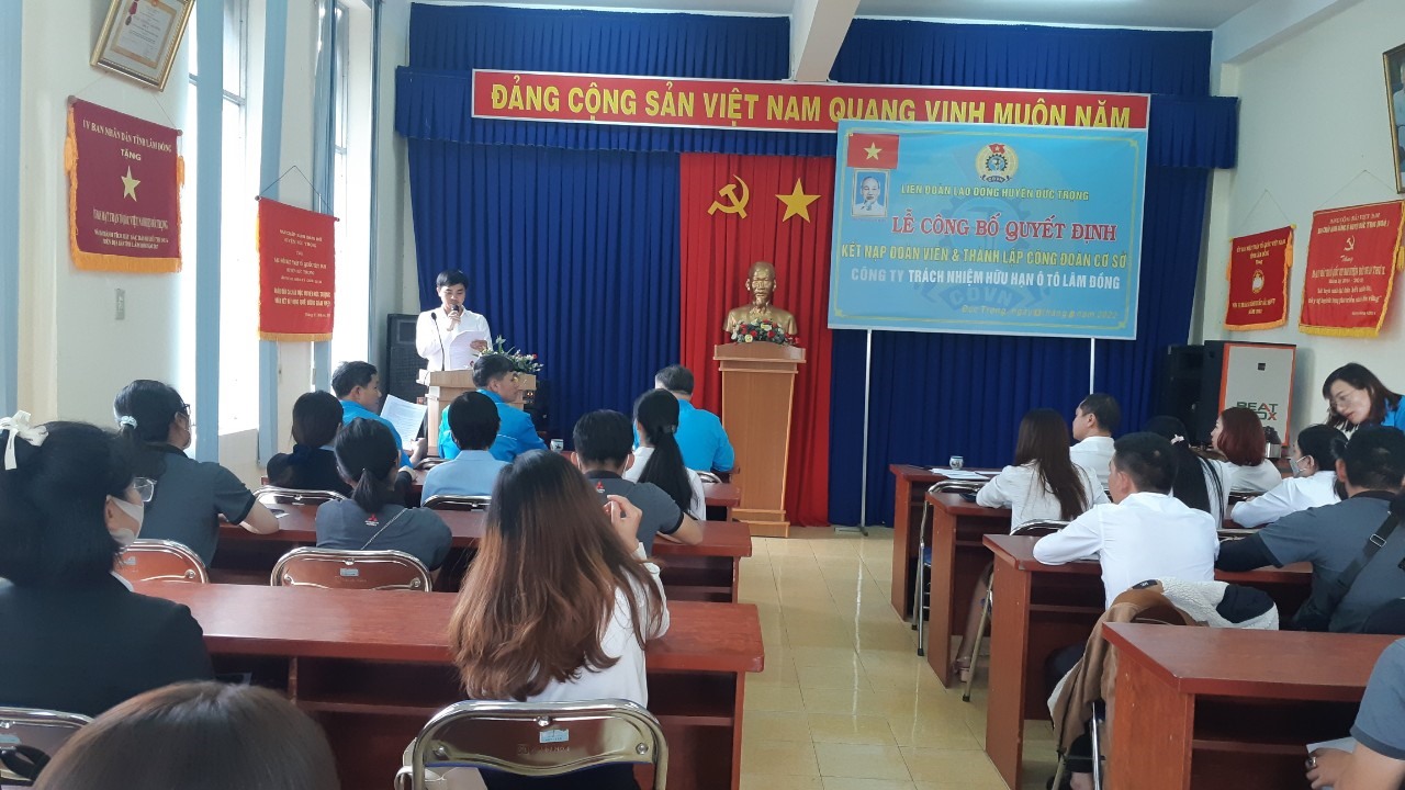 Ông Nguyễn Văn Đạt – Chủ tịch CĐCS Công ty TNHH Ô tô Lâm Đồng trình bày phương hướng hoạt động của CĐCS. Ảnh Thúy Hiệp