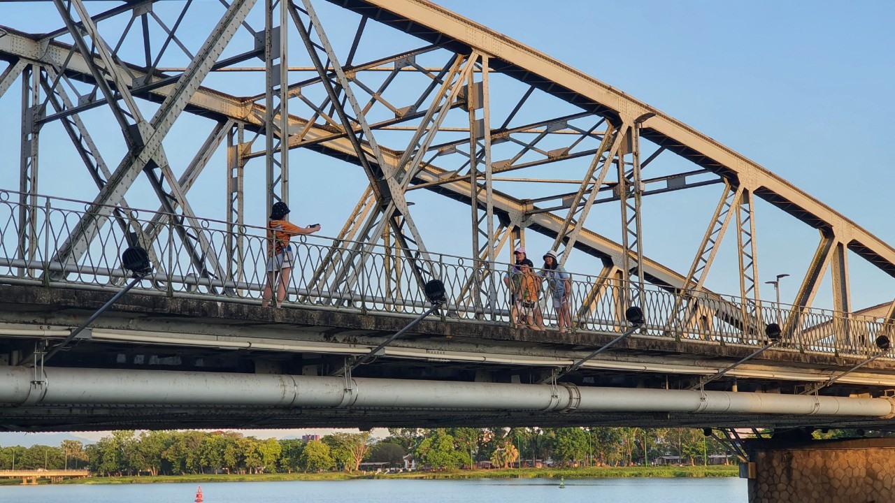 Đi theo cầu gỗ tim, dọc sông Hương đoạn qua phòng trưng bày nghệ thuật Điềm Phùng Thị (được tọa lạc tại số 17 đường Lê Lợi, TP Huế)  du khách sẽ đến ngay chân cầu Trường Tiền.