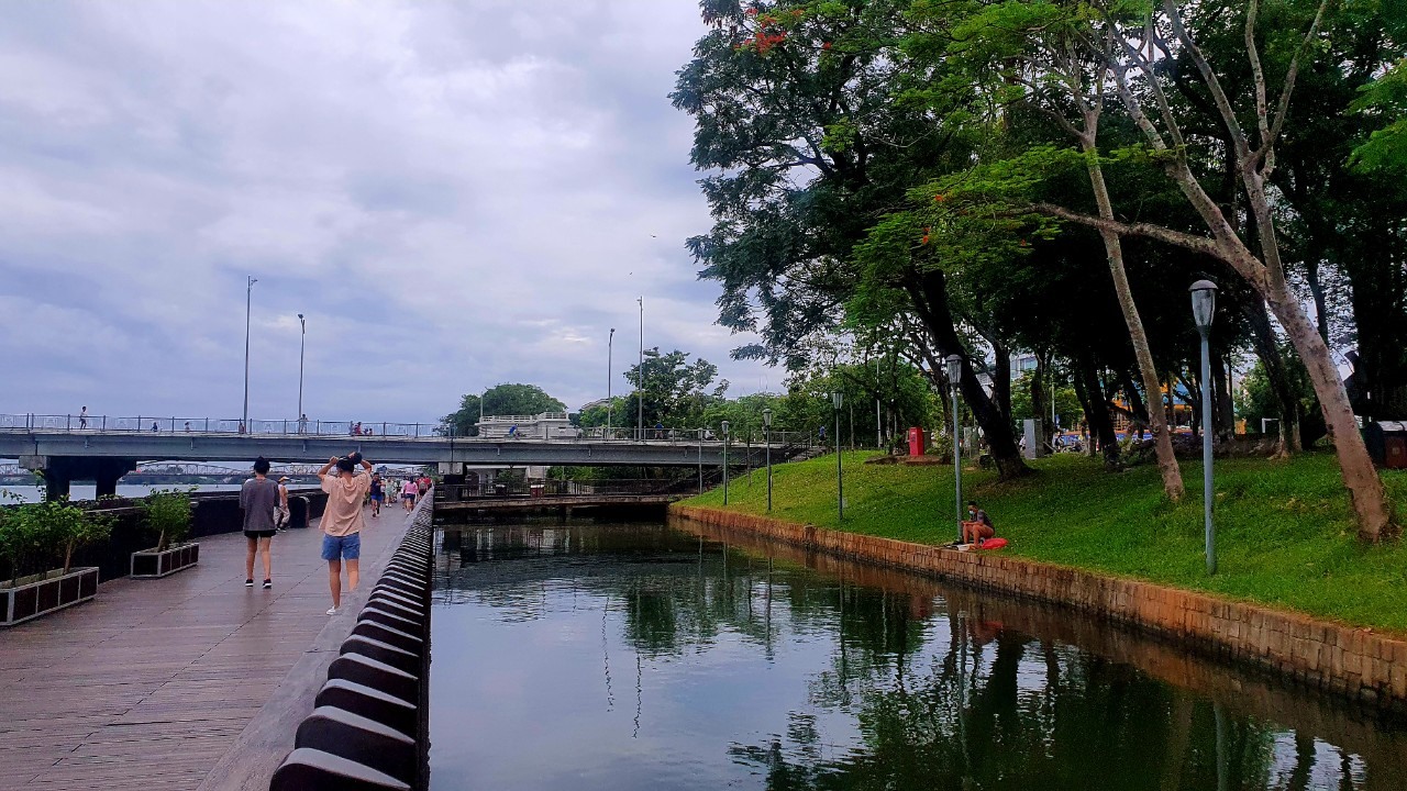 Lên cầu, du khách có cảm giác như đang đi trên mặt nước vì mặt cầu khá gần với dòng sông.