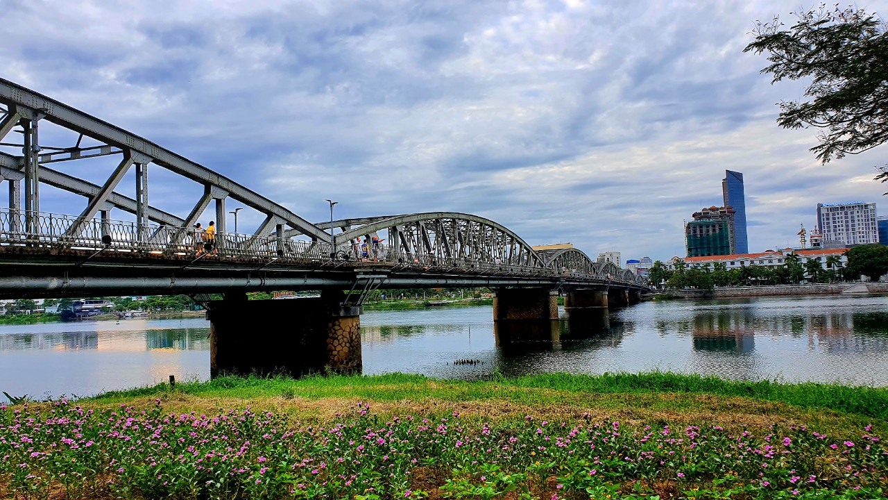 Qua sông, đứng ở đường đi bộ dọc sông Hương, ngay chân cầu Trường Tiền nhìn qua phía bờ Nam là một góc nhìn vô cùng thơ mộng.