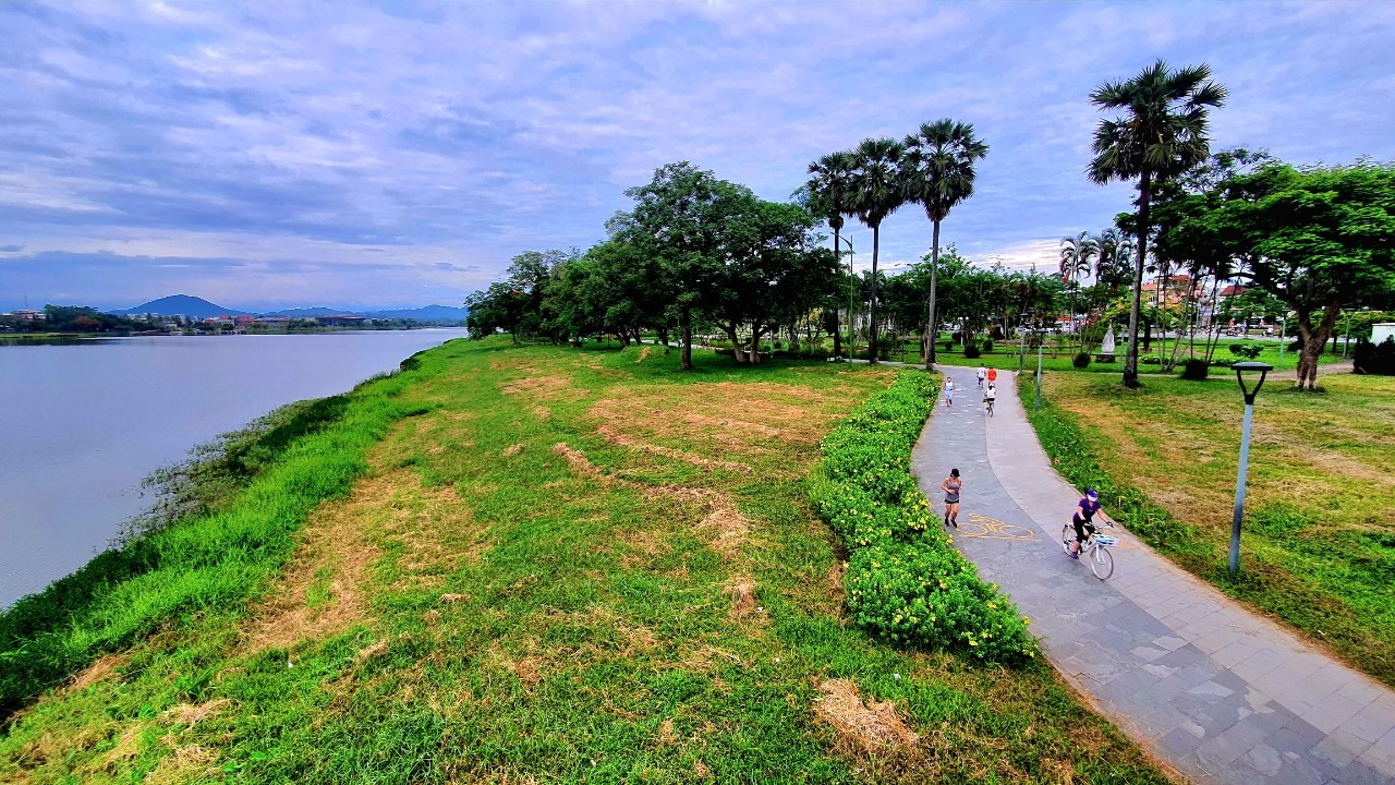 Đi tiếp du khách sẽ gặp cầu Phú Xuân, lên cầu có thể thấy những hàng cây xanh, những thảm cỏ xanh ôm sát bờ Hương thơ mộng.