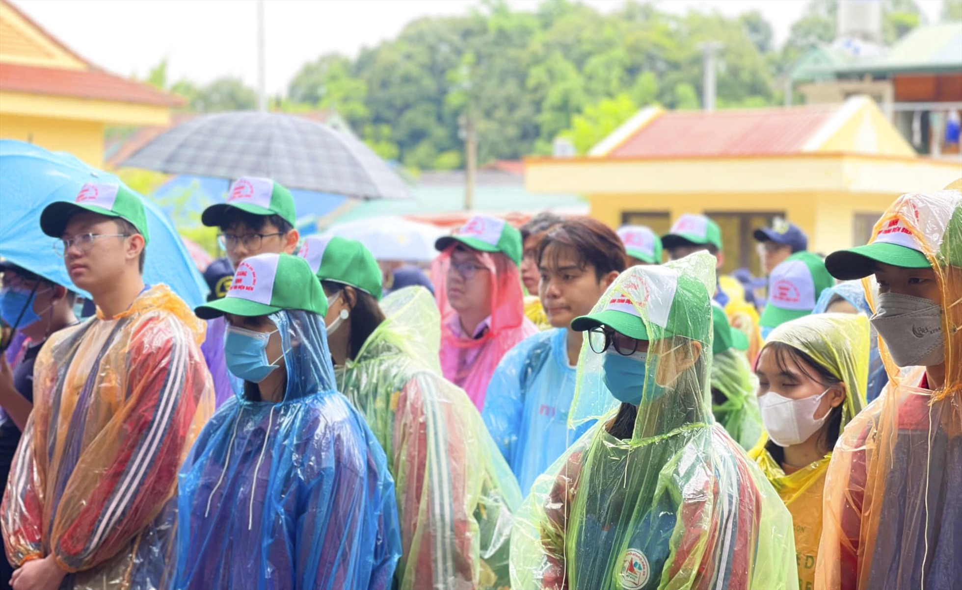 Mặc dù trời mưa không ngớt, tuy nhiên tất cả đều hào hứng tham gia vào các hoạt động sôi nổi, hấp dẫn.
