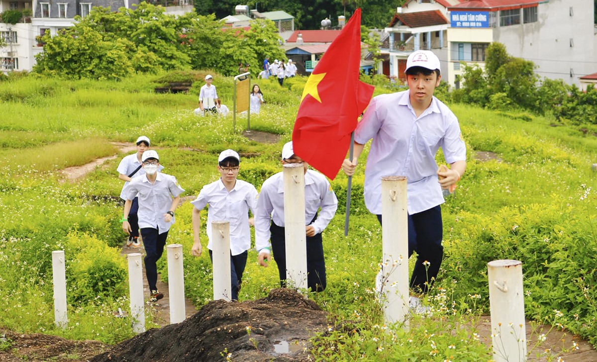 Các “chiến sĩ Điện Biên” tham gia nội dung hành quân thần tốc.