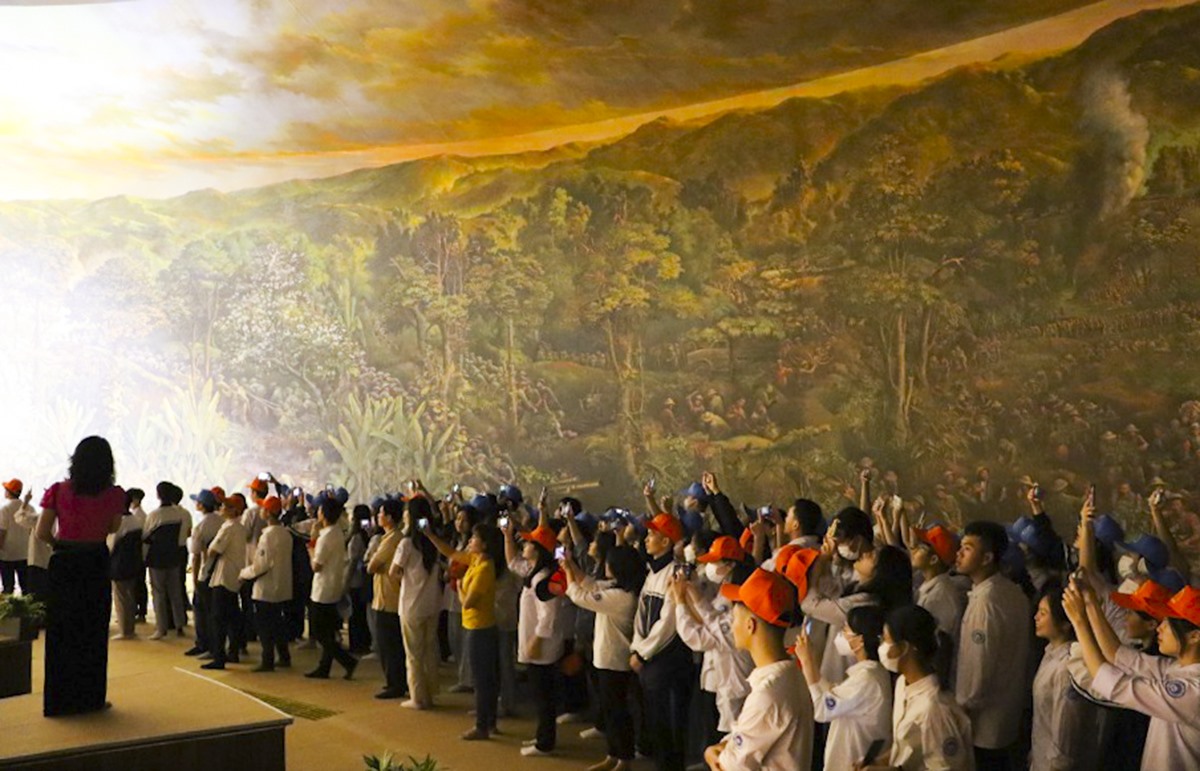 Tham quan Bức tranh Panorama “Trận chiến Điện Biên Phủ” - một trong những bước tranh tường lớn nhất thế giới về đề tài chiến tranh.