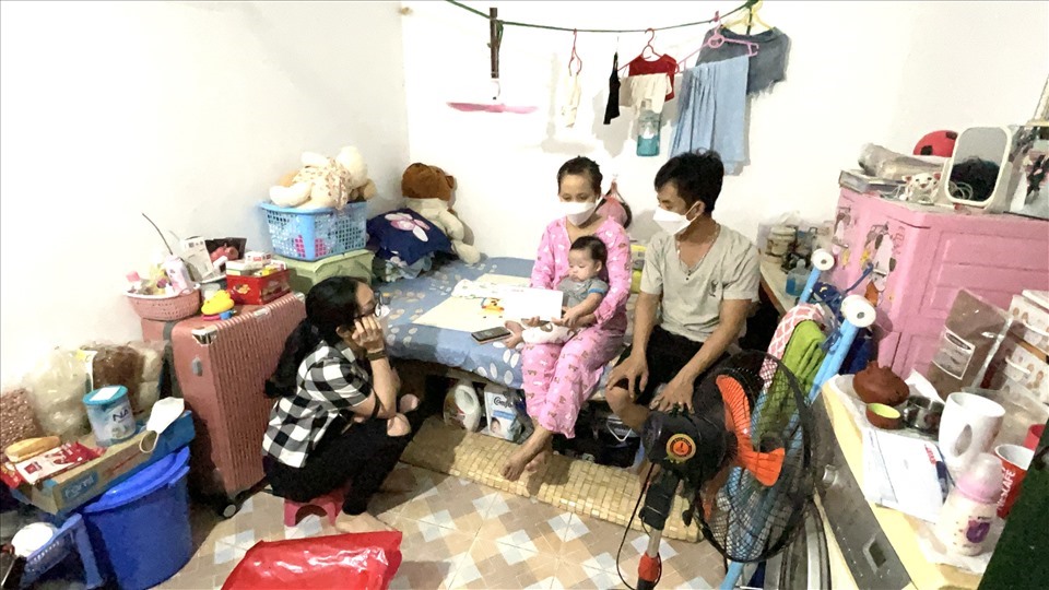 Phóng viên Lê Thanh Uyên tới nhà trọ để trao sữa mẹ, tiền của các nhà hảo tâm ủng hộ gia đình anh Viễn (ngày 17.9.2021). Ảnh: Hà Anh
