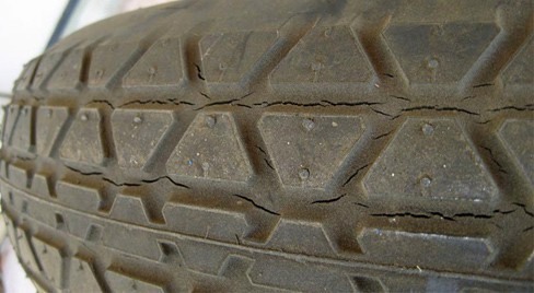 Kiểm tra lốp xe: Chủ xe cần kiểm tra tình trạng các lốp xe sau khi mua xe cũ. Nếu lốp xe bị chai, mất độ đàn hồi, bạn nên thay lốp mới. Bạn cần kiểm tra độ mòn lốp, kiểm tra thành lốp và ta-lông để xem lốp có bị rạn nứt không và nên thay thế khi lốp xe đã bị mòn nhiều, rạn nứt nhiều. Ta-lông lốp xe không bao giờ được phép dưới 1,6 mm và bạn có thể dùng một đồng xu hoặc thước đo chuyên dụng để kiểm tra điều này. Một điều quan trọng, hãy kiểm tra xem các lốp xe có mòn đều không, có đúng một loại lốp hay không. Nếu các lốp xe khác loại và mòn không đều, bạn cũng nên thay thế bộ lốp mới để đảm bảo ản toàn và giúp xe tiết kiệm nhiên liệu hơn.