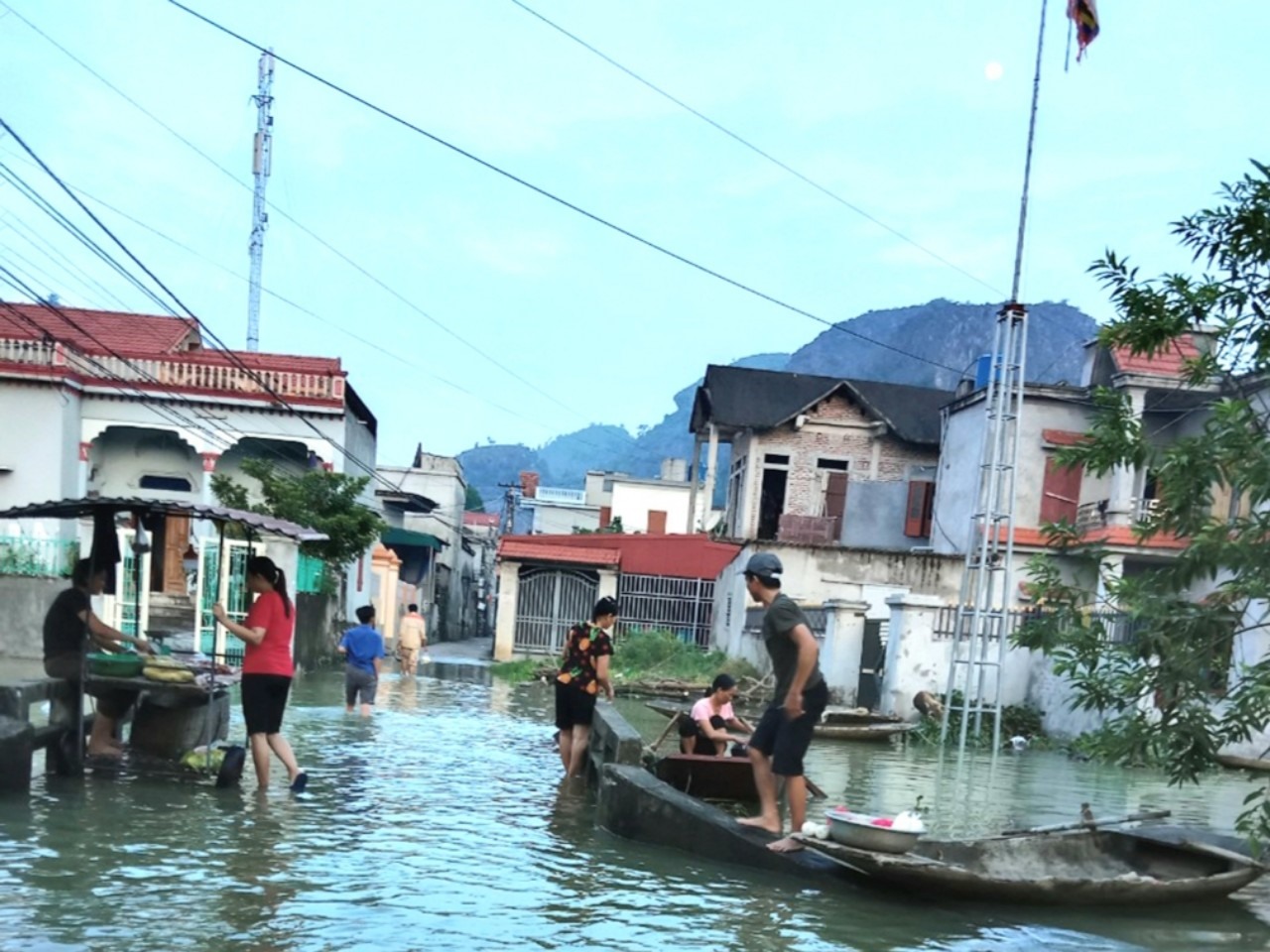 Đã 4 ngày trôi qua, người dân thôn Cao Thắng vẫn sống trong cảnh ngập lụt. Ảnh: NT