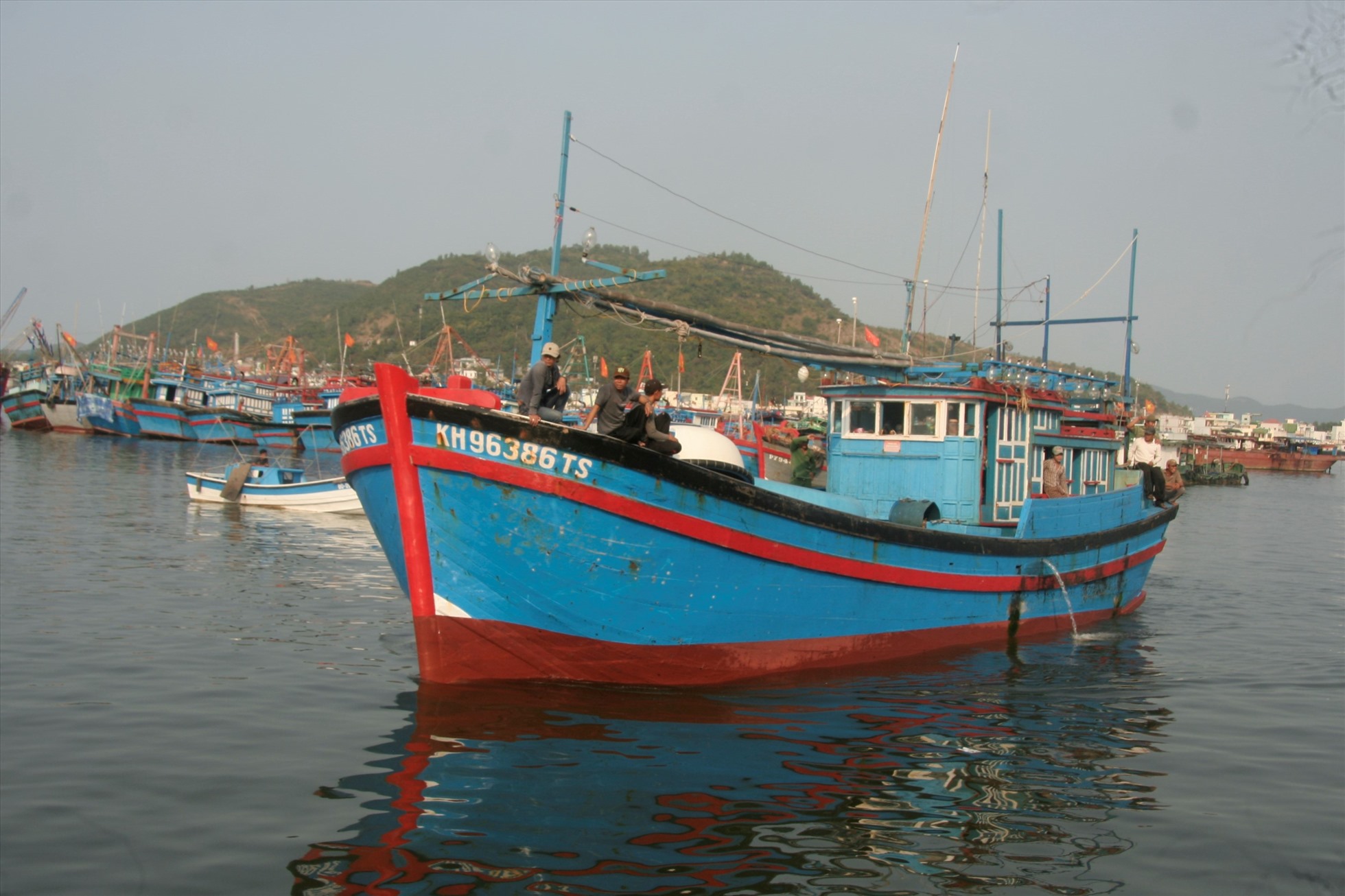 Sau những khó khăn ngư dân Nguyễn Tèo và bạn thuyền lại cùng con tàu của mình tiếp tục vươn khơi. Ảnh: P.L
