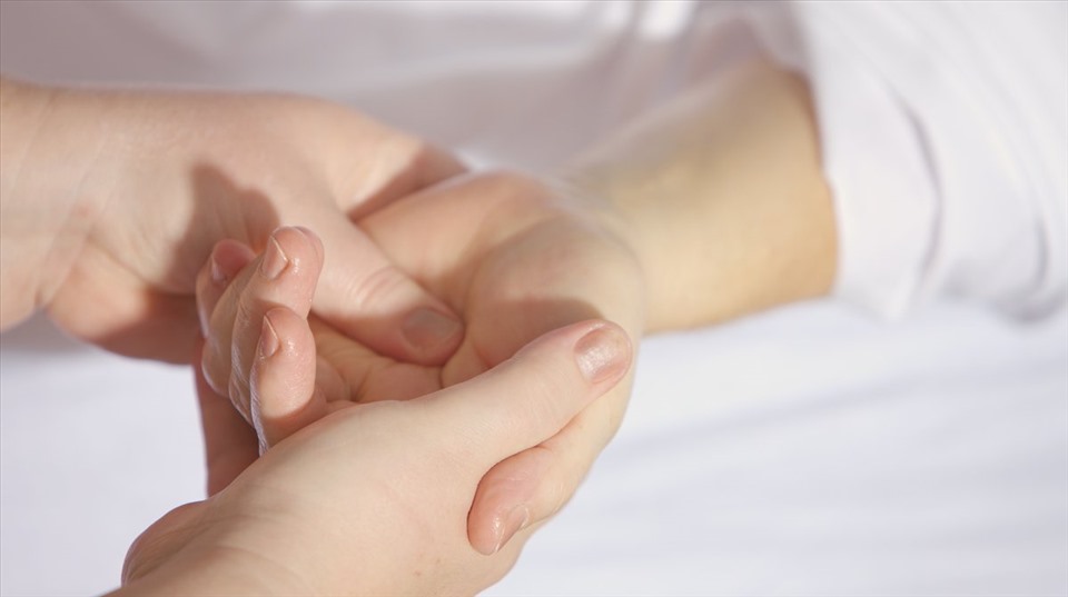 Massage đều đặn hàng ngày sẽ giúp ngón tay thon gọn tự nhiên hơn. Ảnh: Xinhua