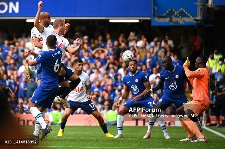 Cú đánh đầu ở phút bù giờ của Harry Kane mang về 1 điểm cho Tottenham. Ảnh: AFP