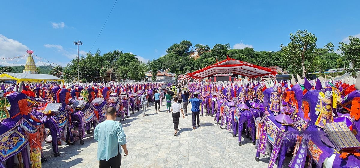 Anh Nguyễn Huy Tiến (đến từ Yên Bái) cho biết: “Gần như năm nào vào dịp 17.7 người thân và gia đình đều lên đền Bảo Hà để vui lễ và dâng hương thành kính đối với sự che chở, giúp đỡ của ông Hoàng Bảy đối với bà con nhân dân“.