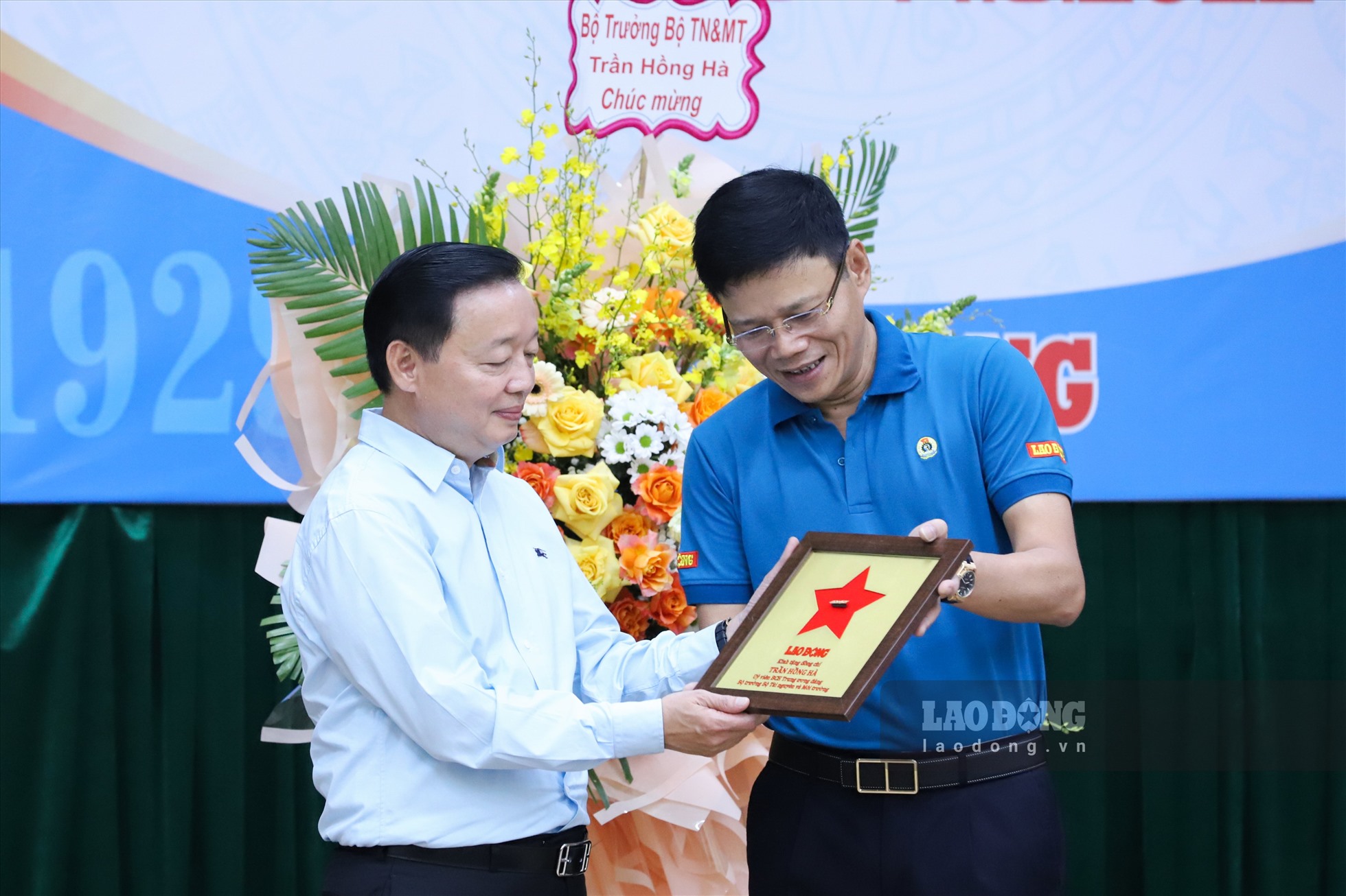 Tổng Biên tập Báo Lao động trao kỷ niệm chương cho Bộ trưởng Trần Hồng Hà. Ảnh: Tô Thế