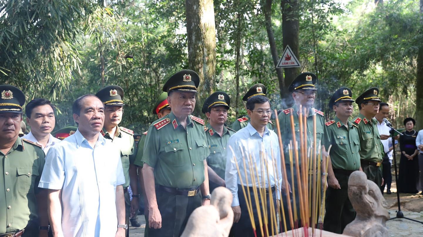 Đoàn công tác của Bộ Công an và lãnh đạo tỉnh Tuyên Quang tới dâng hương tại lán Nà Nưa trong khu Di tích lịch sử Quốc gia đặc biệt Tân Trào.