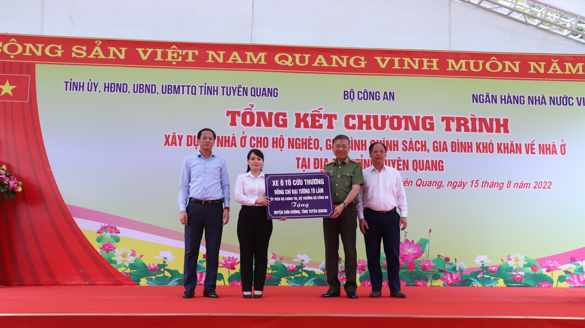 Bộ Công an trao tặng xe cứu thương cho huyện Sơn Dương.
