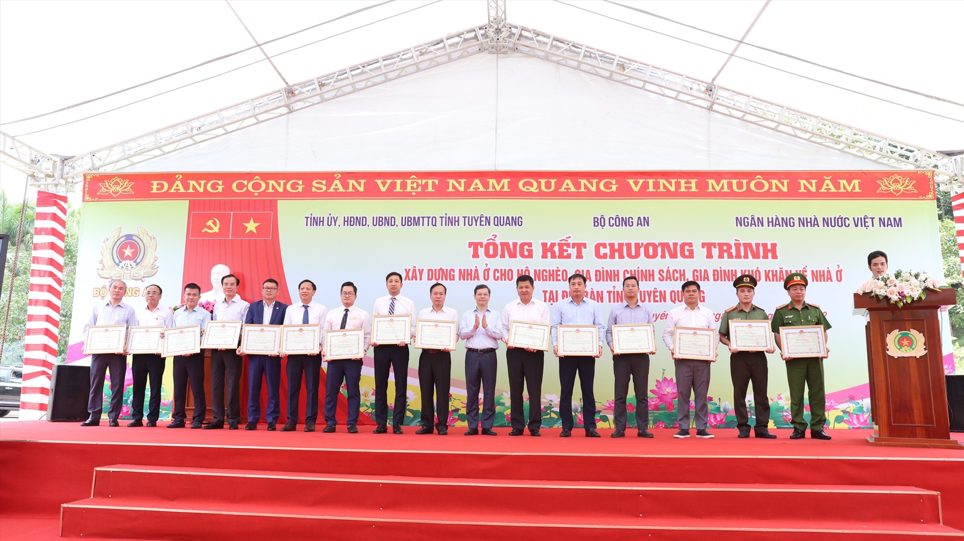 Chủ tịch UBND tỉnh Tuyên Quang trao tặng bằng khen cho các tập thể, cá nhân.