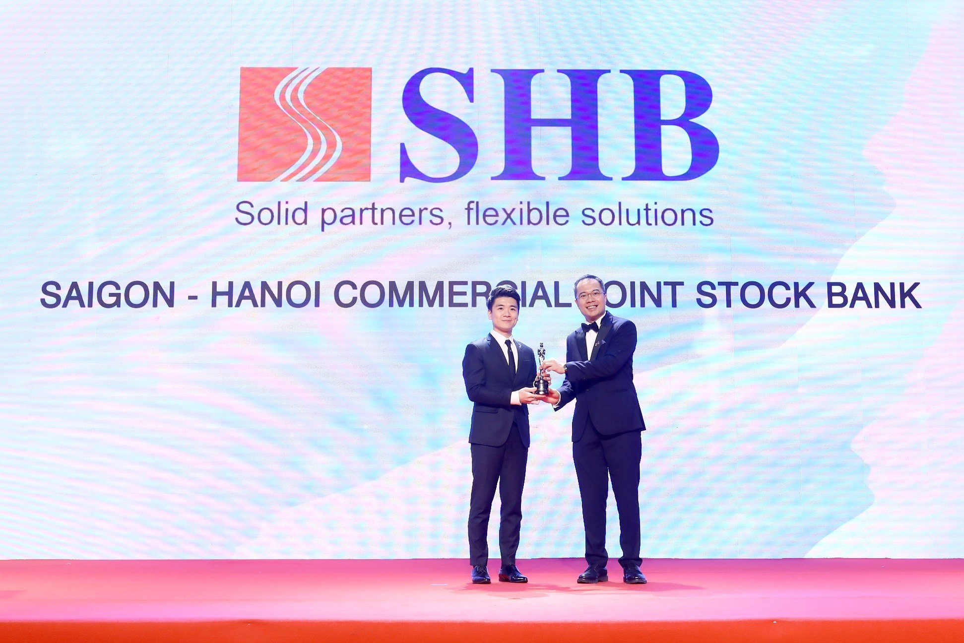 Ông Đỗ Quang Vinh - Thành viên HĐQT kiêm Phó Tổng Giám đốc SHB (bên trái) đại diện ngân hàng nhận giải thưởng uy tín của HR Asia.