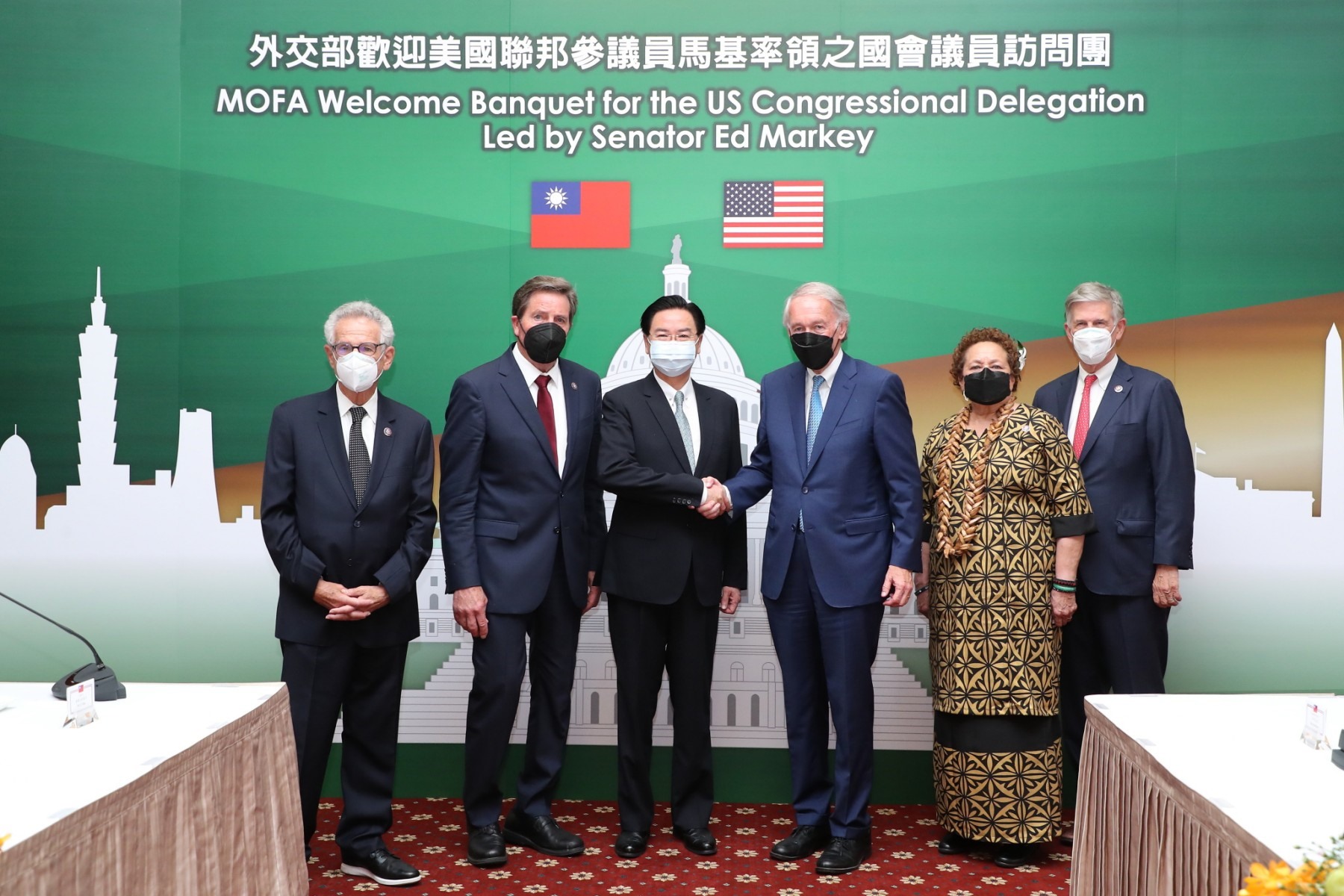 Nhóm nghị sĩ Mỹ và quan chức ngoại giao hàng đầu Đài Loan Joseph Wu (thứ 3 từ trái sang) tại Nhà khách Đài Bắc ở Đài Bắc. Ảnh: AFP