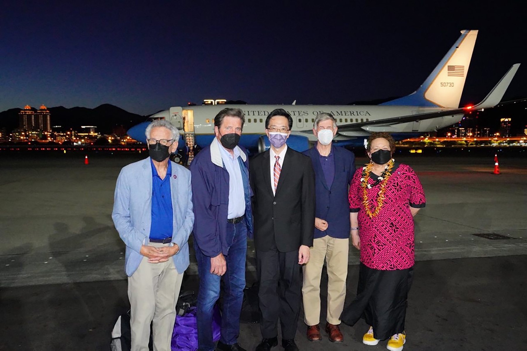 Các nghị sĩ Mỹ Alan Lowenthal, John Garamendi, Don Beyer và Aumua Amata Coleman Radewagen chụp cùng nhà ngoại giao Đài Loan Douglas Yu-tien Hsu (giữa) tại sân bay Tùng Sơn ở Đài Bắc. Ảnh: AFP