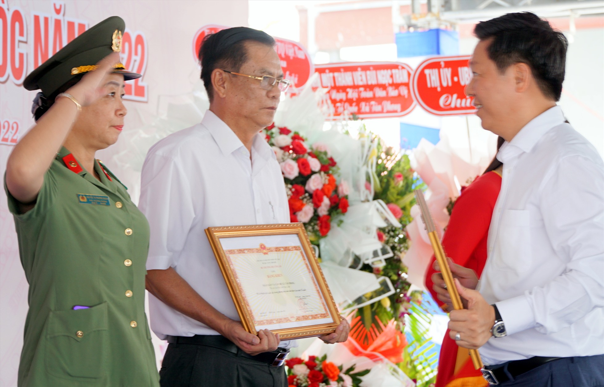 Phó ban Tuyên giáo Trung ương Trần Thanh Lâm trao bằng khen của Bộ Công an cho tập thể, cá nhân tiêu biểu. Ảnh: Nhật Hồ