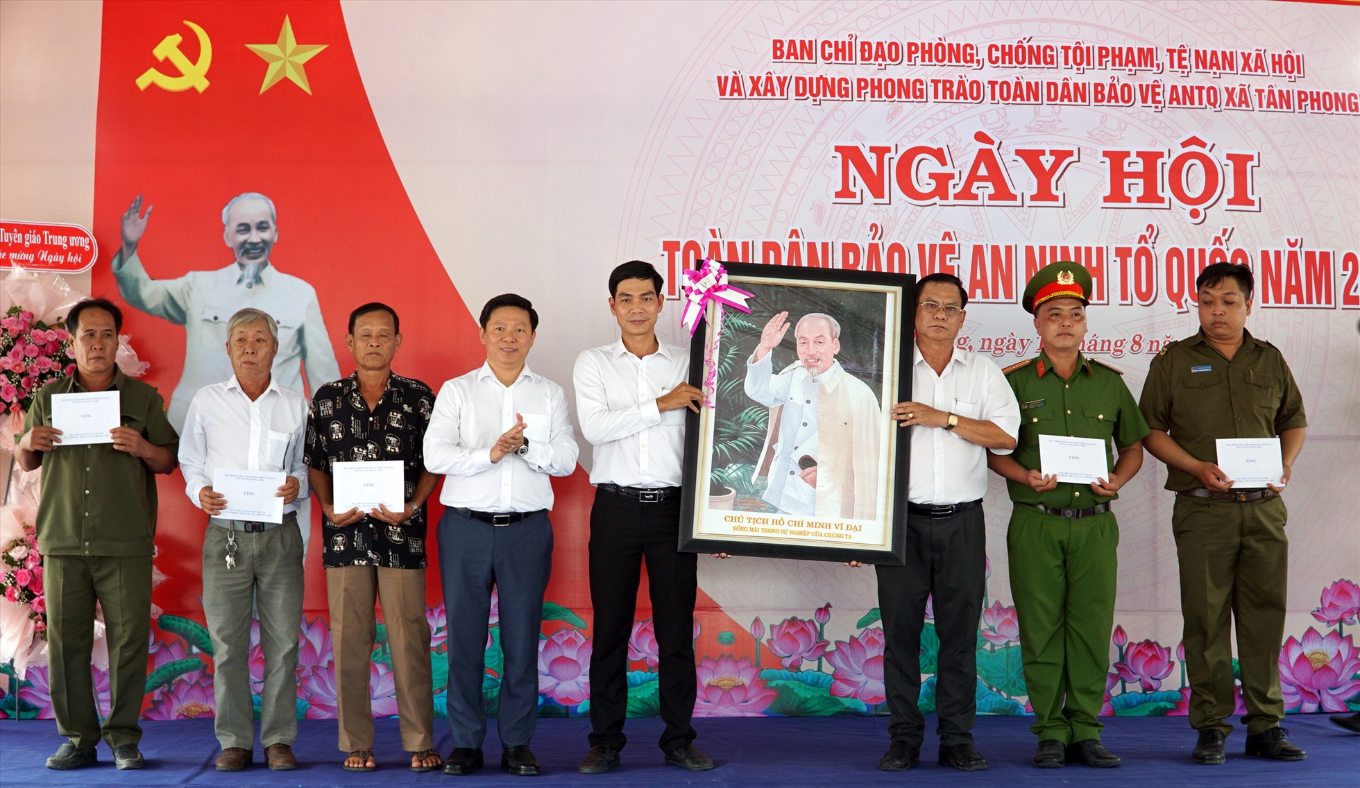 Phó ban Tuyên giáo Trung ương Trần Thanh Lâm tặng quà cho tập thể, cá nhân xã Tân Phong, thị xã Giá Rai, tỉnh Bạc Liêu. Ảnh: Nhật Hồ