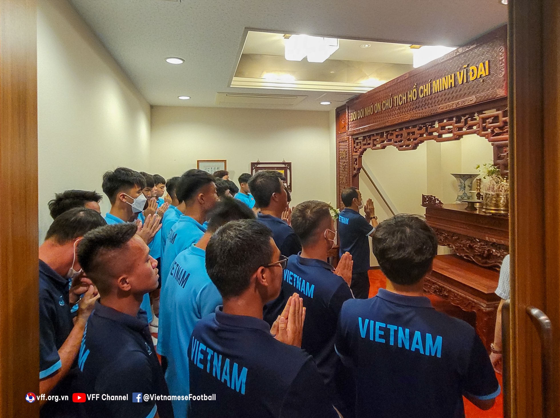 U20 Việt Nam dâng hương tưởng nhớ Bác Hồ. Ảnh: VFF.