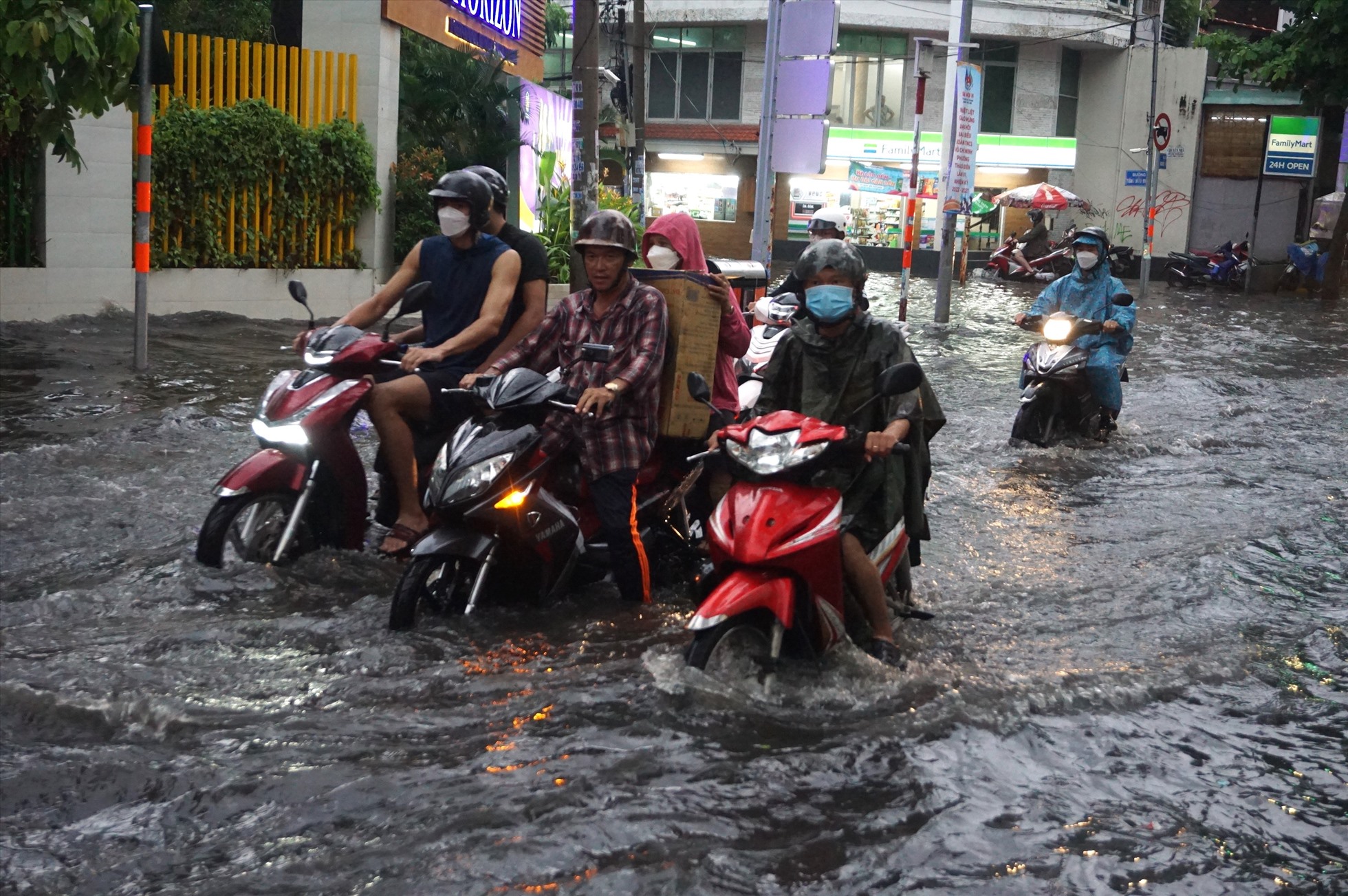 Đường Quốc Hưng là một trong 39 tuyến đường ở TPHCM thường xuyên bị ngập sau mưa.