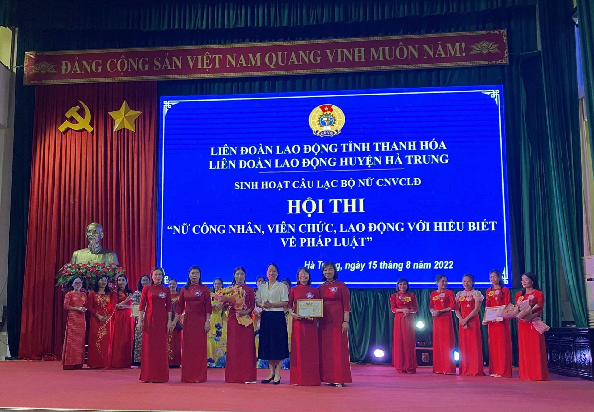 Trao giải nhất cho đội thi Công đoàn Trường Tiểu học Hà Tân. Ảnh: Thanh Hà