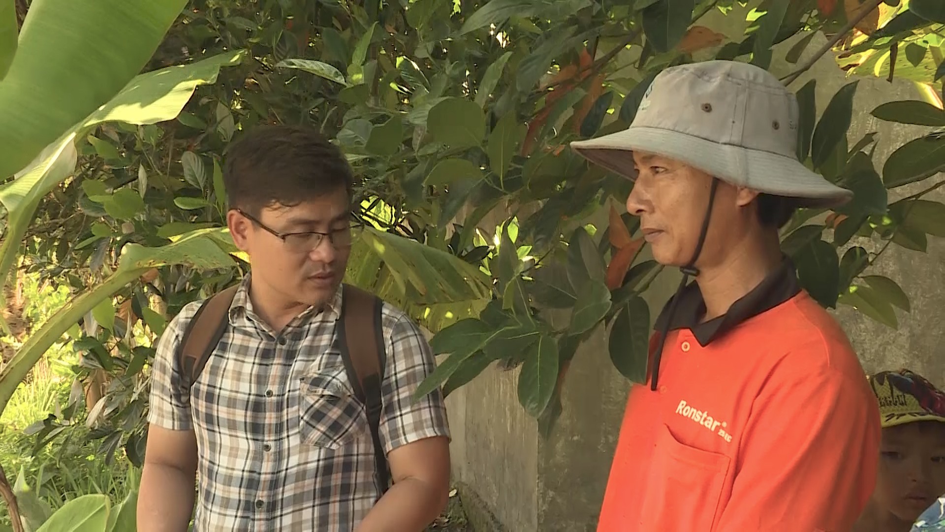 Ông Phạm Hoàng Mao (bên phải) chia sẻ cùng phóng viên
