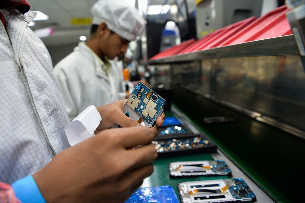 Công nhân một nhà máy sản xuất điện thoại thông minh ở Ấn Độ. Ảnh: AFP