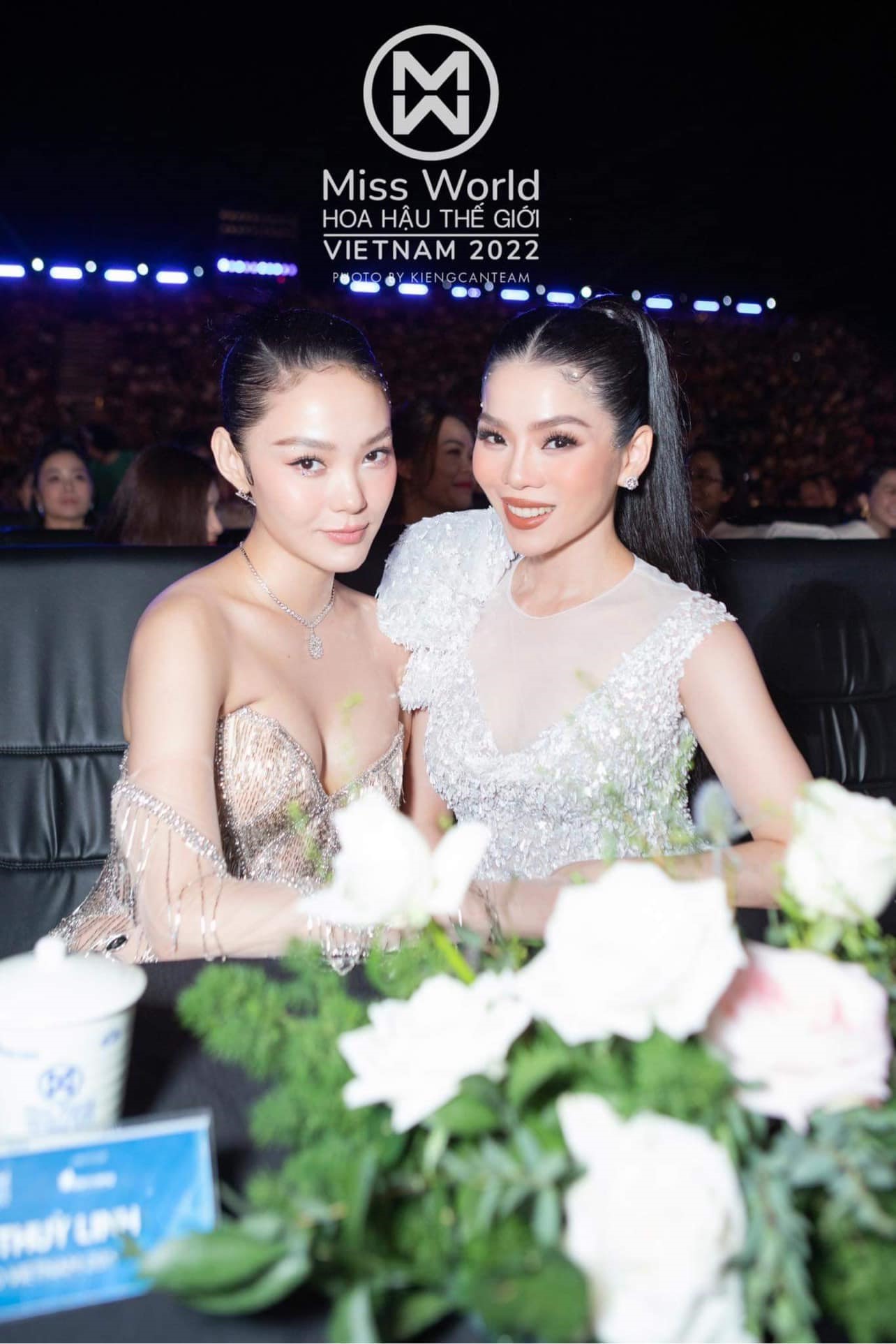 Lệ Quyên - Minh Hằng trở nên thân thiết khi cùng ngồi “ghế nóng” cuộc thi “Miss World Vietnam 2022“. Ảnh: NVCC