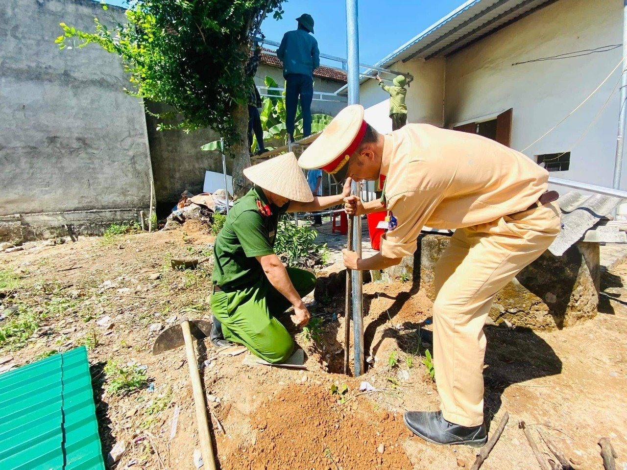 Các hoạt động dọn dẹp, hỗ trợ xây dựng công trình mái che.