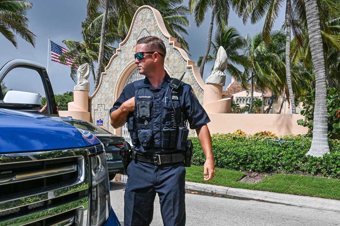 Nhân viên an ninh bên ngoài dinh thự riêng của ông Donald Trump ở Mar-a-Lago, Palm Beach, Florida, ngày 9.8.2022. Ảnh: AFP
