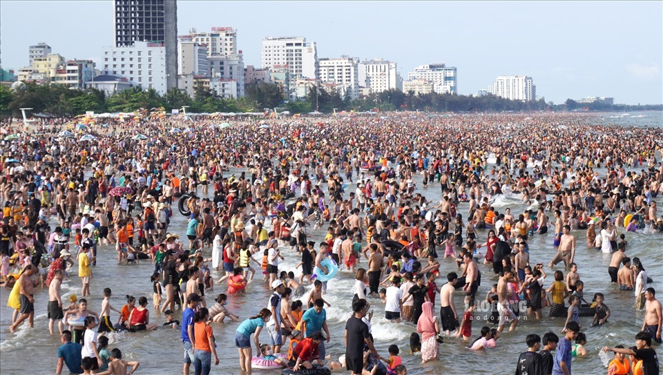 Khách du lịch ken đặc bãi biển Sầm Sơn (Thanh Hóa) trong dịp nghỉ lễ 30.4.2022. Ảnh: Quách Du