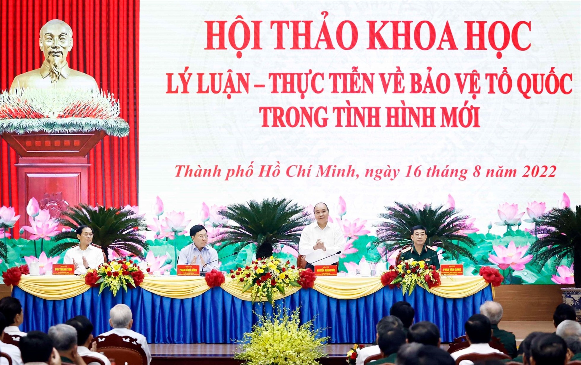 Chủ tịch nước Nguyễn Xuân Phúc chủ trì hội thảo.