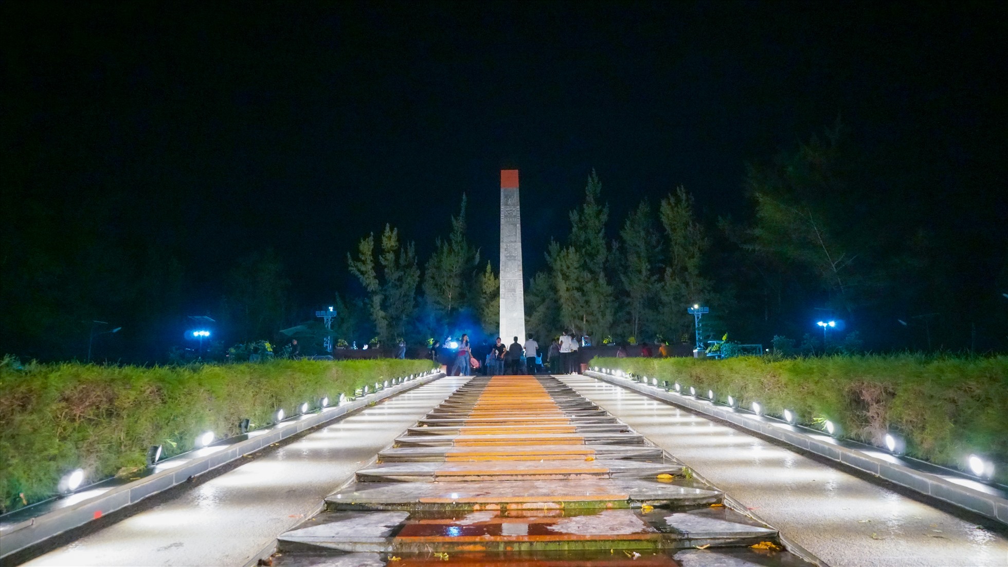 Nghĩa trang Hàng Dương có diện tích khoảng 20 ha, với gần 2.000 ngôi mộ, được chia làm 4 khu A, B, C, D. Mỗi khu gắn với từng giai đoạn lịch sử và tên tuổi của các vị anh hùng. Trong đó có rất nhiều mộ khuyết danh.