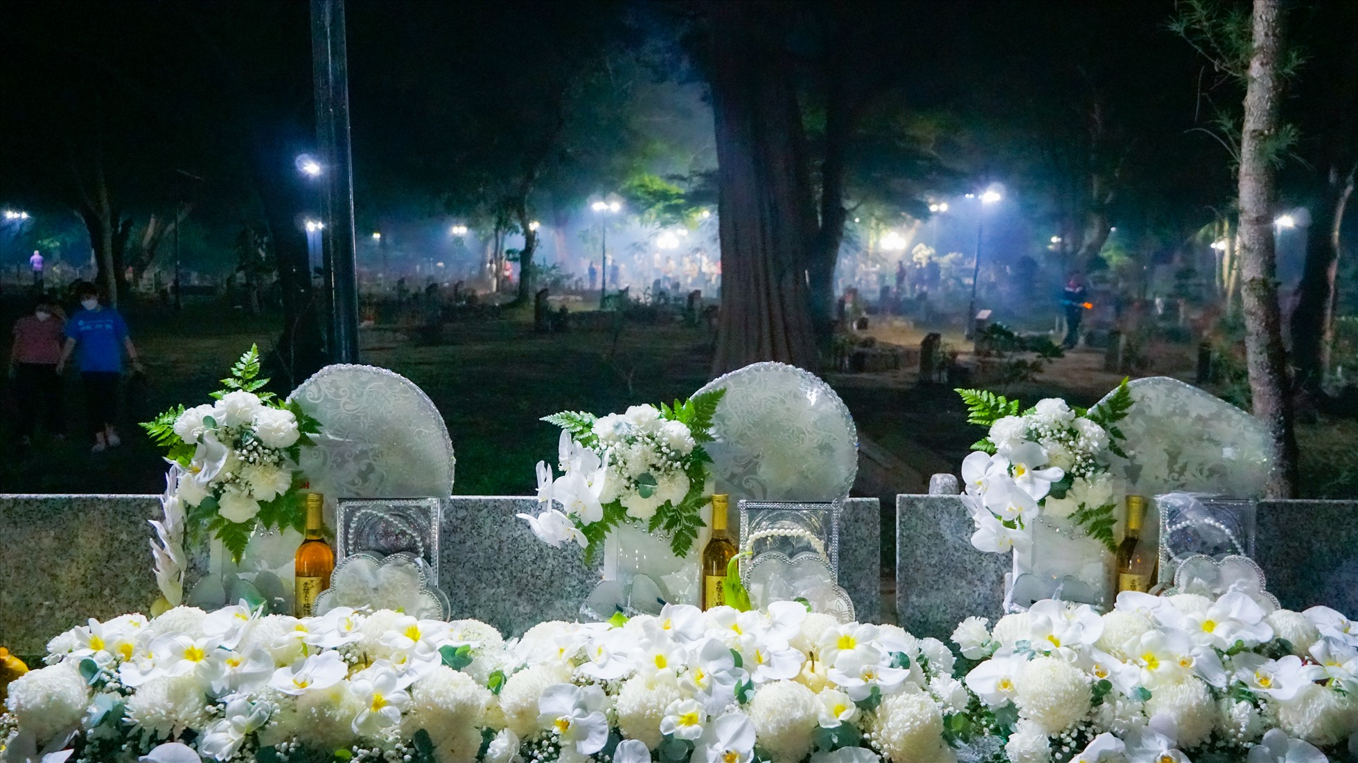 Những bó hoa được người dân chuẩn bị kỹ lưỡng để dâng lên nghĩa trang, cũng như các phần mộ.