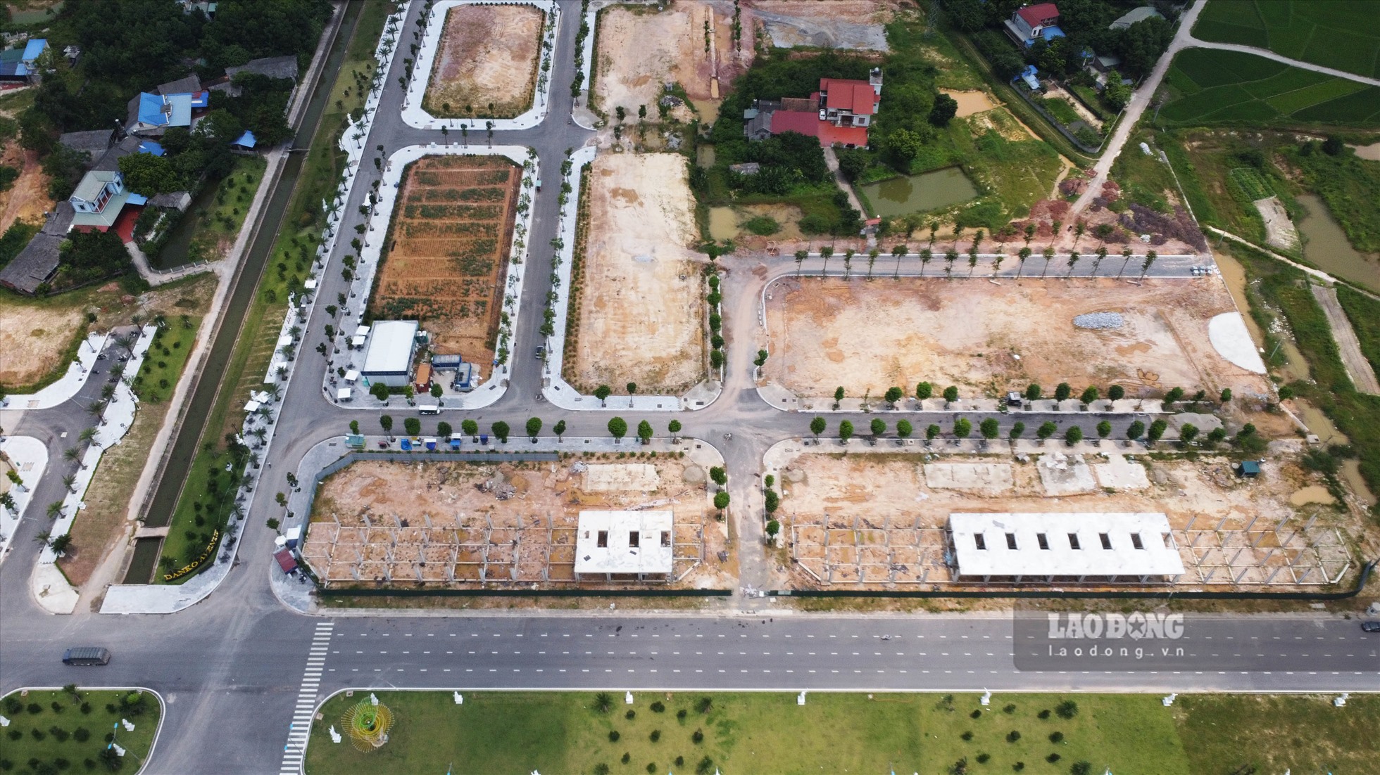 Được khởi công từ đầu năm 2020 nhưng đến nay Dự án Khu nhà ở phường Bách Quang (Danko Avenue) TP. Sông Công vẫn như một đại công trường ngổn ngang. Rất nhiều vị trí được quy hoạch phân lô xây nhà liền kê, tái định cư vẫn rõ hình hài.