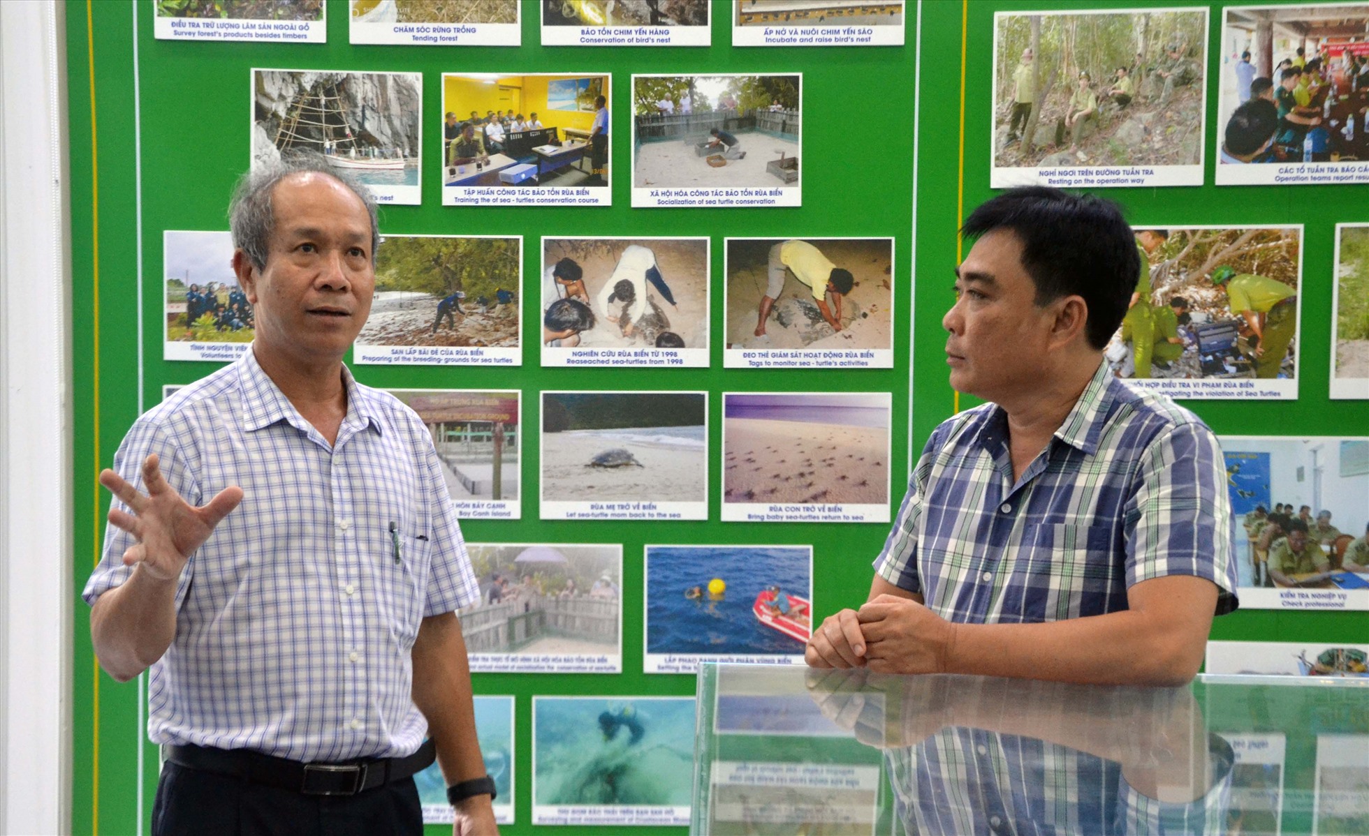 Trước giờ ra quân, ông Lê Hồng Sơn- Trưởng Phòng Bảo tồn và Hợp tác quốc tế và ông Trần Đình Huệ- Phó Giám đốc Ban quản lý Vườn quốc gia Côn Đảo trao đổi về địa điểm và kế hoạch thực hiện. Ảnh: LT