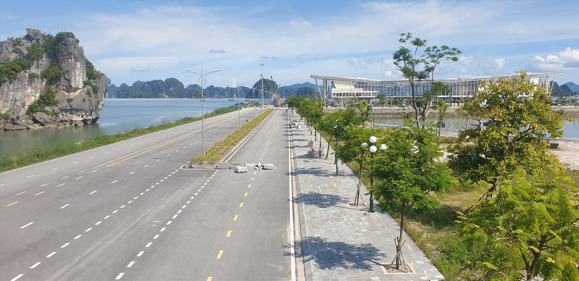 Đường ra Bến cảng cao cấp Ao Tiên. Ảnh: Nguyễn Hùng
