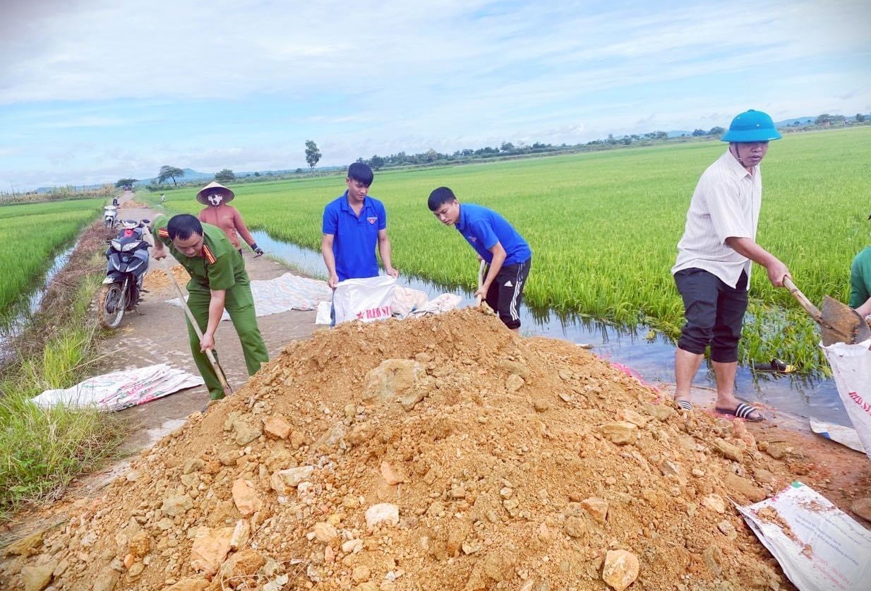 Nhiều lực lượng như: Công an, Đoàn thanh niên xã Quảng Điền đã tích cực tham gia hỗ trợ người dân đắp đê cứu lúa.