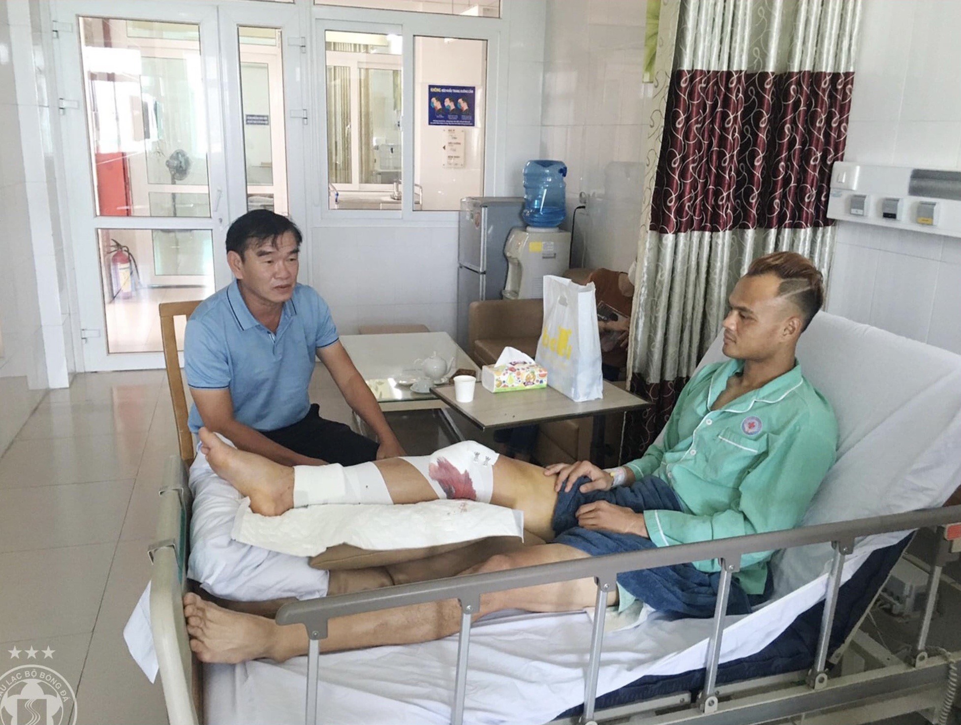 HLV Phan Thanh Hùng đến thăm hỏi, động viên Thanh Bình sau ca mổ. Ảnh: CLB SHB Đà Nẵng