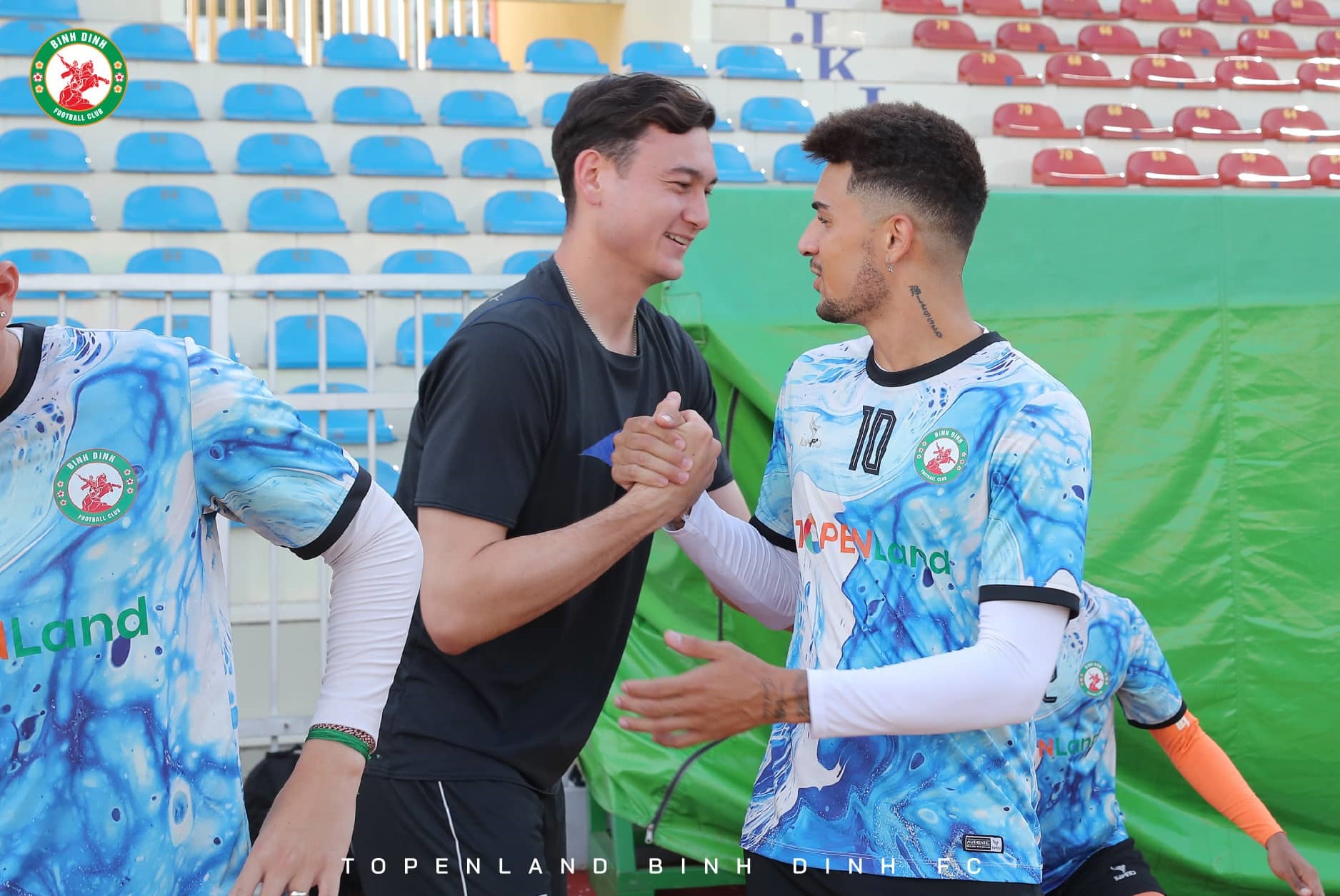Đặng Văn Lâm vui vẻ bắt tay với tiền vệ Hendrio - một trong những cầu thủ quan trọng nhất của Bình Định. Đội bóng đất võ đang chuẩn bị cho trận gặp Thanh Hóa trên sân nhà lúc 18h00 ngày 20.8