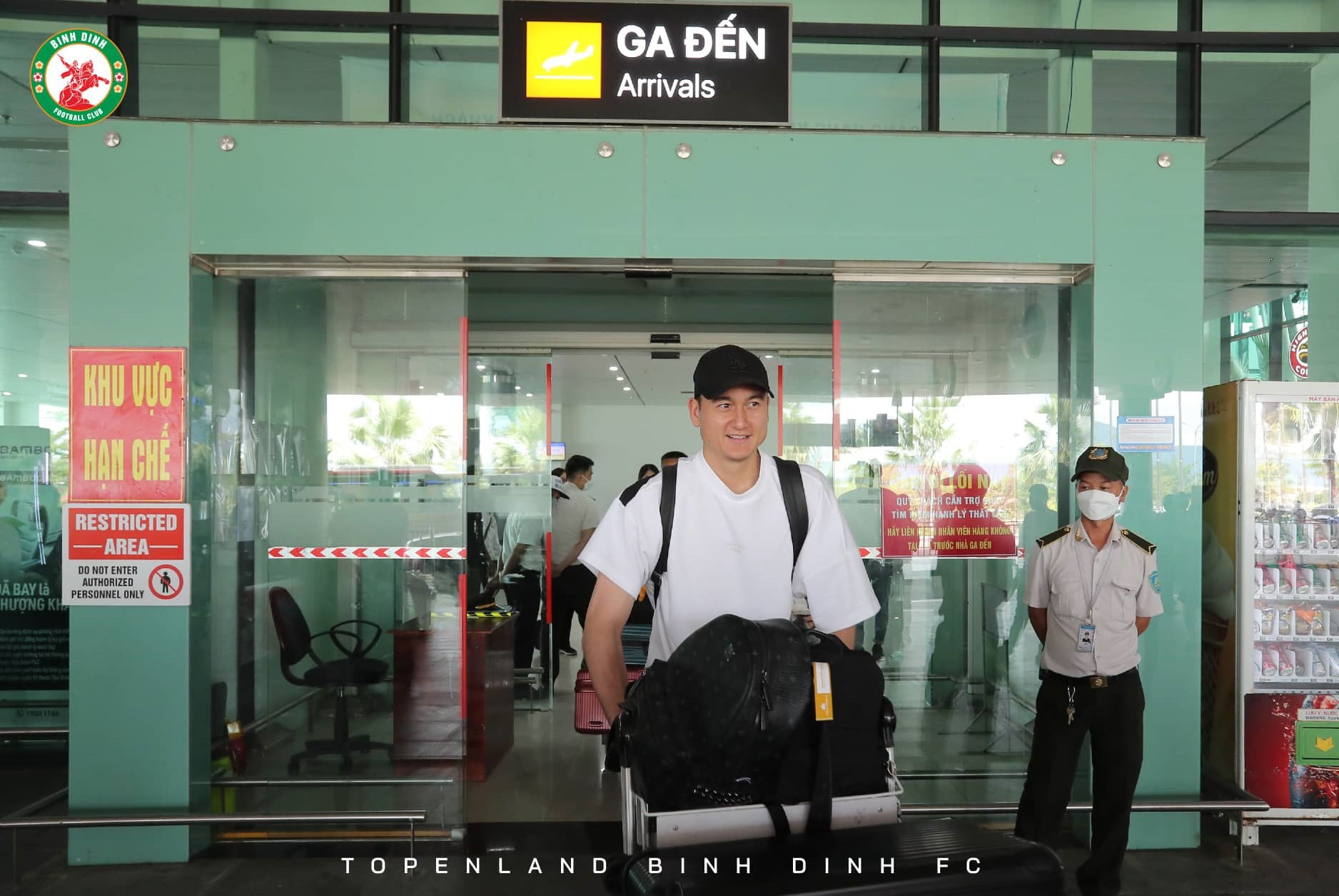 Sáng 16.8, Đặng Văn Lâm đã đáp chuyến bay đến sân bay Phù Cát (Bình Định), để chính thức hội quân cùng đội bóng đất võ. Trước đó 1 ngày, Văn Lâm đã ký hợp đồng có thời hạn 3,5 năm với Bình Định.