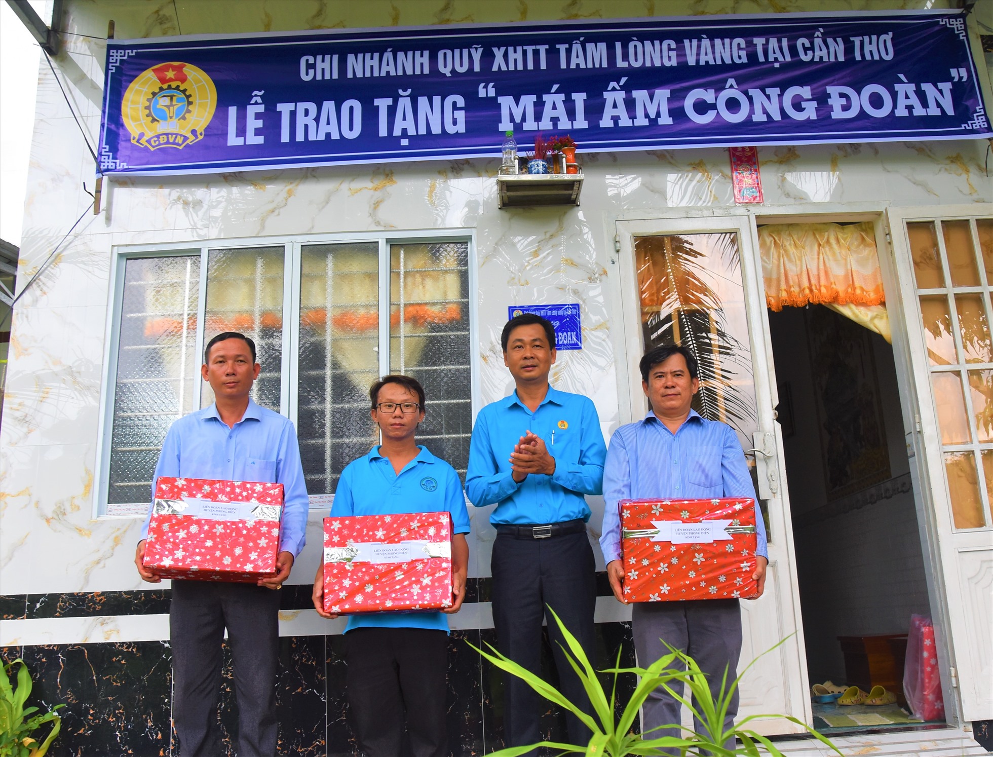 Chủ tịch LĐLĐ huyện Phong Điền trao quà cho các đoàn viên Công đoàn. Ảnh: Th.N