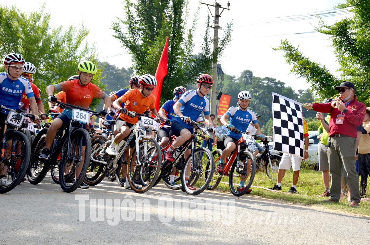 Giải đua xe đạp địa hình Tuyên Quang: Với những cung đường địa hình vô cùng thử thách, giải đua xe đạp địa hình Tuyên Quang là cuộc thi quy tụ những tay đua hàng đầu và thu hút rất nhiều sự chú ý từ các fan hâm mộ. Hãy xem hình ảnh của giải đua để cảm nhận được sự hấp dẫn của nó.