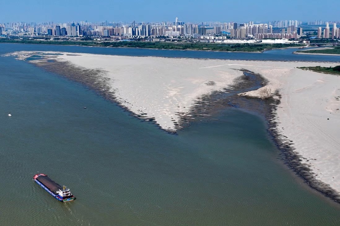 Sông Dương Tử, con sông dài nhất Châu Á, ở Vũ Hán, tỉnh Hồ Bắc, chưa bao giờ cạn kiệt nước đến mức này kể từ khi dữ liệu được ghi vào năm 1865. Ảnh: Imaginechina
