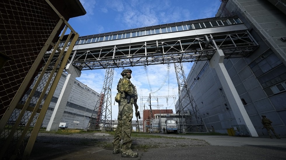 Binh sĩ Nga đứng gác ở nhà máy điện hạt nhân Zaporizhzhia. Ảnh: AP